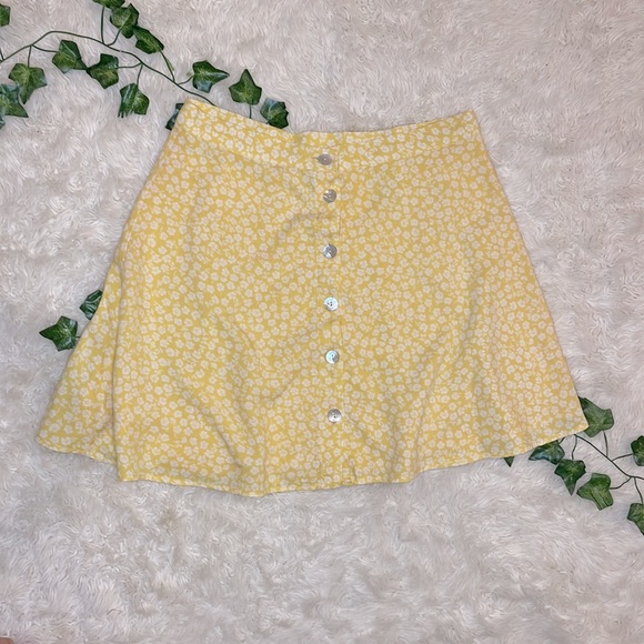 H&M DIVIDED PRINTED MINI TWIRL SKIRT • YELLOW WITH WHITE FLORAL PATTERN • SIZE 6 - Picture 5 of 10